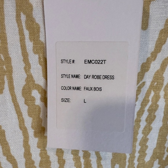 Elegant Beige and White Wrap Dress - Picture 4 of 6